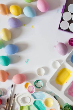 Ahşap tahta arka plan ile yer üzerinde pastel renkli Paskalya yumurtaları.