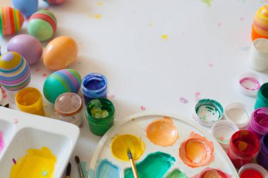 Ahşap tahta arka plan ile yer üzerinde pastel renkli Paskalya yumurtaları.