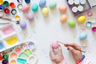 Yumurta boyama kadın