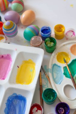 Ahşap tahta arka plan ile yer üzerinde pastel renkli Paskalya yumurtaları.