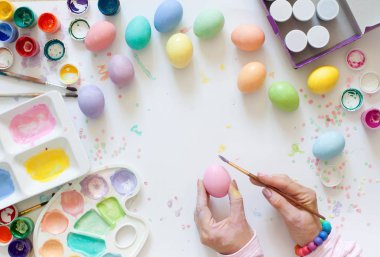 Yumurta boyama kadın