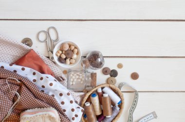 Dikiş araçları ve aksesuarları ile kopyalama alanı çerçevesi