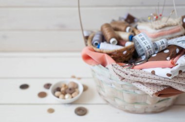 Dikiş araçları ve aksesuarları ile kopyalama alanı çerçevesi