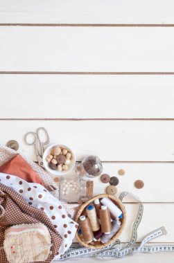 Dikiş araçları ve aksesuarları ile kopyalama alanı çerçevesi