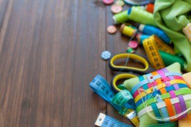 Dikiş araçları ve aksesuarları ile kopyalama alanı çerçevesi