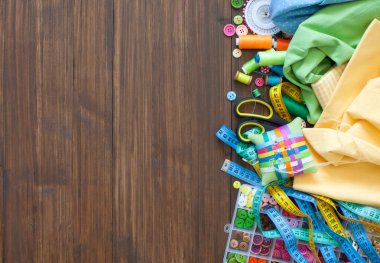 Dikiş araçları ve aksesuarları ile kopyalama alanı çerçevesi