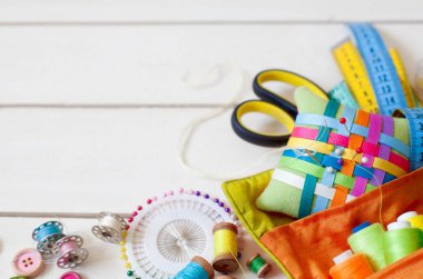 Dikiş araçları ve aksesuarları ile kopyalama alanı çerçevesi