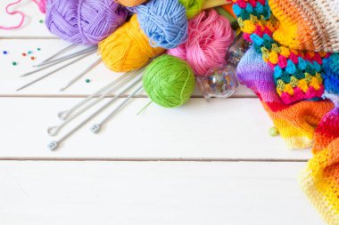 Renkli kumaş, iplik, iplik, boya kalemi ve boyalar. Renkli materyaller masanın üzerinde yaratıcı çalışma için. İğne işi yap. Her şey için el yapımı.