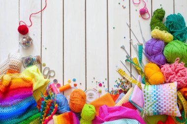 Renkli kumaş, iplik, iplik, boya kalemi ve boyalar. Renkli materyaller masanın üzerinde yaratıcı çalışma için. İğne işi yap. Her şey için el yapımı.