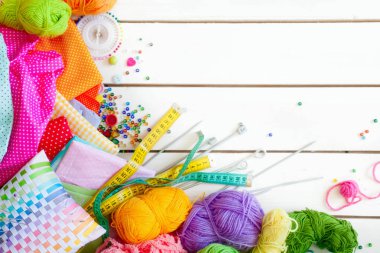 Renkli kumaş, iplik, iplik, boya kalemi ve boyalar. Renkli materyaller masanın üzerinde yaratıcı çalışma için. İğne işi yap. Her şey için el yapımı.