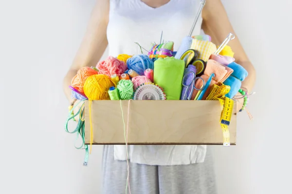 Mujer Sostiene Cesta Con Accesorios Para Costura Mesa Madera — Foto de Stock