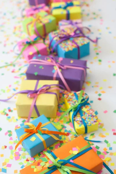 Gekleurde Geschenkdozen Met Kleurrijke Linten Confetti Witte Achtergrond Cadeaus Voor — Stockfoto