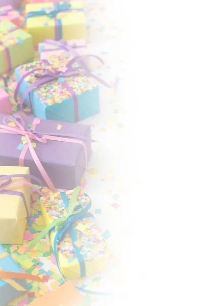 Цветные Подарочные Коробки Красочными Лентами Конфетти Белый Фон Подарки Рождество — стоковое фото