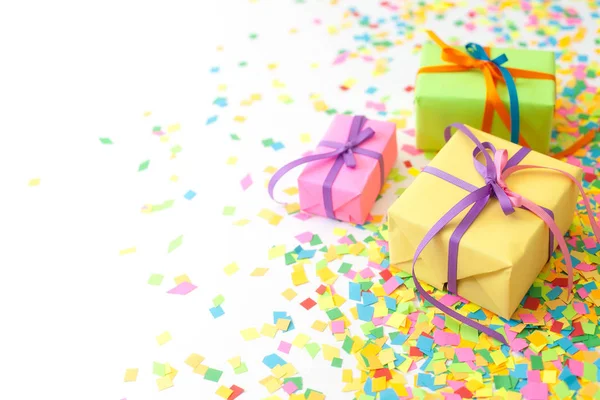 Renkli hediye kutuları renkli şeritler. Beyaz arka plan. Noel veya doğum günü için hediyeler.
