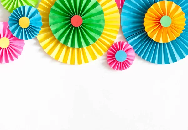 Renkli parlak kağıt rozet. Bir parti için dekorasyon.