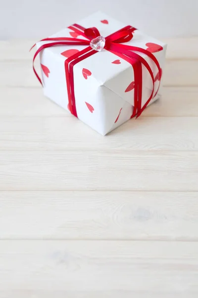 Caja Regalo Con Corazones Rosas Rojas Fondo Blanco — Foto de Stock