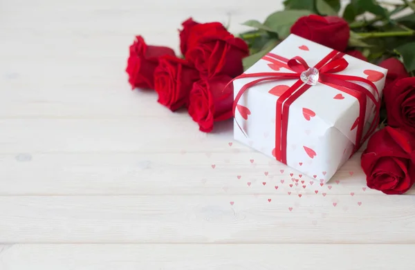 Confezione Regalo Con Cuori Rose Rosse Fondo Bianco — Foto Stock