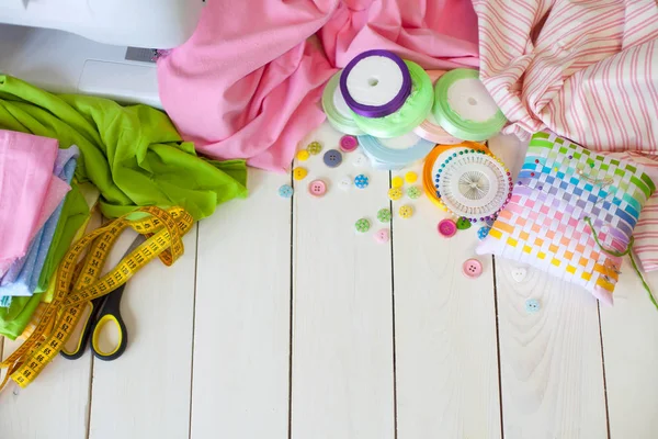 Rouleaux Tissu Coloré Sur Fond Blanc Bobines Avec Fil Coloré — Photo