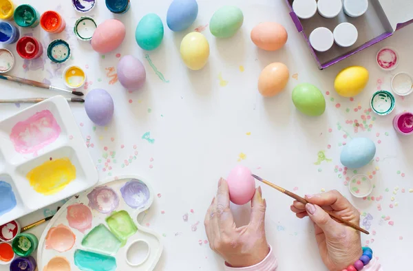 Yumurta boyama kadın