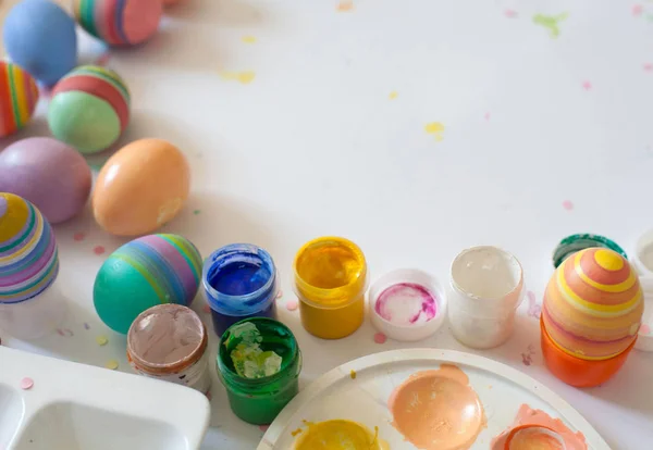 Ahşap Tahta Arka Plan Ile Yer Üzerinde Pastel Renkli Paskalya — Stok fotoğraf