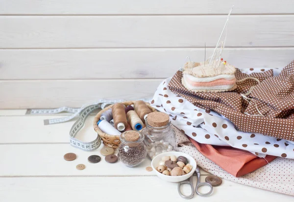 Dikiş araçları ve aksesuarları ile kopyalama alanı çerçevesi