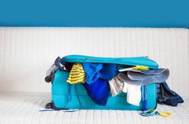 Kanepe kırmızı çantayı açın, yakın çekim