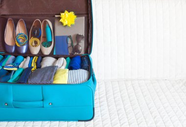 Bavuldaki sipariş. Yolculukta giysi toplayın..