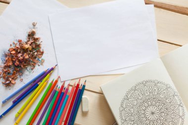 Parlak süs çiçek mandala renkli kalemler boyalı. Yukarıdan görüntülemek.