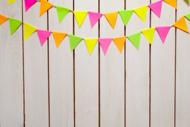 Konfeti beyaz tahta arka plan ile renkli bayraklar çelenk 