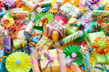 Hediyeler, çelenk, Festival dekor ve konfeti arka plan.