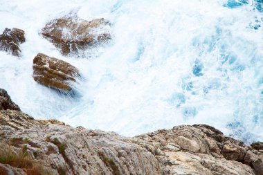 saea dalgalar ve gündüz taşlara
