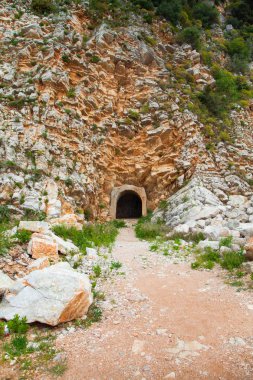 thr rock dağ tünelde küçük yolu