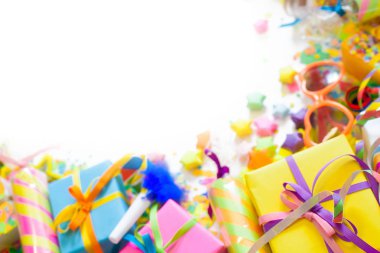 Hediyeler, çelenk, Festival dekor ve beyaz zemin üzerine konfeti.