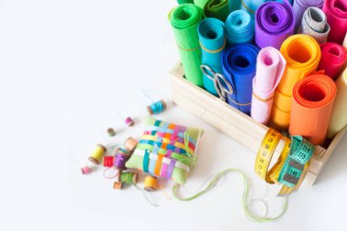 Keçe Craft renk. Beyaz bir arka plan üzerinde rulo keçe yatıyordu. Jüt halat.