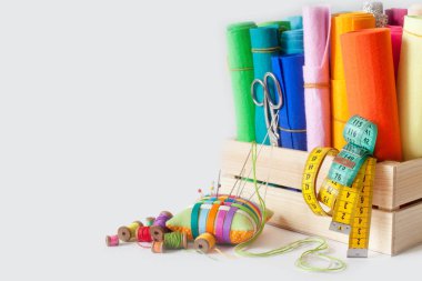 Keçe Craft renk. Beyaz bir arka plan üzerinde rulo keçe yatıyordu. Jüt halat.