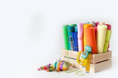 Keçe Craft renk. Beyaz bir arka plan üzerinde rulo keçe yatıyordu. Jüt halat.