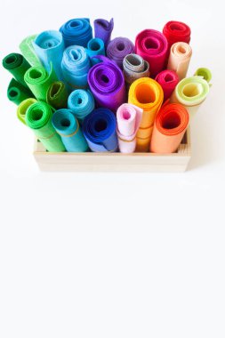 Keçe Craft renk. Beyaz bir arka plan üzerinde rulo keçe yatıyordu. Jüt halat.