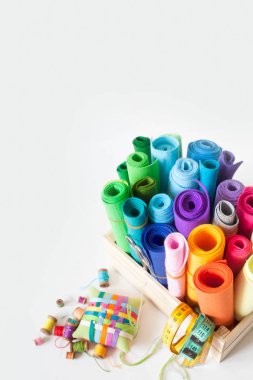 Keçe Craft renk. Beyaz bir arka plan üzerinde rulo keçe yatıyordu. Jüt halat.