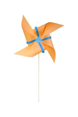 Beyaz arka planda göl kenarında kağıt yel değirmeni