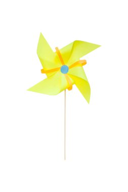 Beyaz arka planda göl kenarında kağıt yel değirmeni