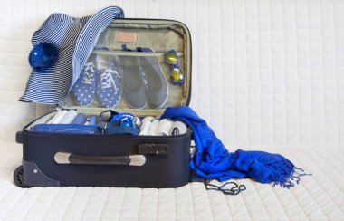 Kanepede siyah çantayı açın, yakın çekim