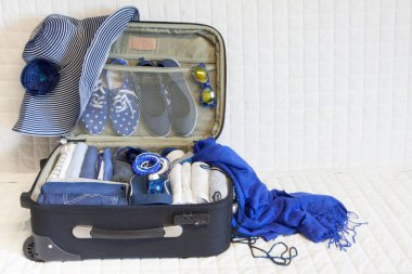 Kanepede siyah çantayı açın, yakın çekim