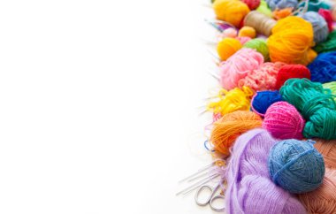 Renkli iplik topları. Yukarıdan bak. Gökkuşağı renkleri. Her renkten. Örgü örmek için iplik. İplik derileri.