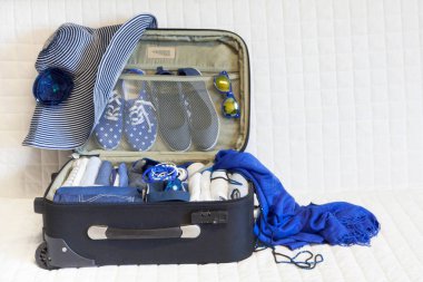 Kanepede siyah çantayı açın, yakın çekim