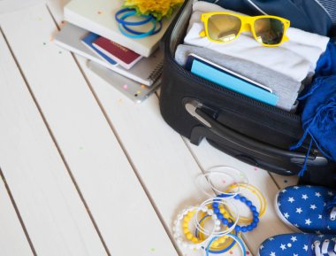 Seyahat aksesuarları, seyahat kavramı arka plan temel tatil öğeler havai görünümü