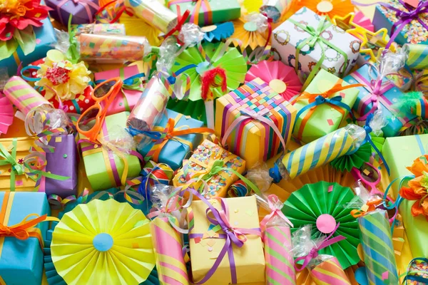 Hediyeler, garland, Festival dekor ve konfeti. Sarı arka plan.