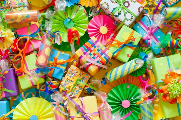 Giften Garland Feestelijk Decor Confetti Gele Achtergrond — Stockfoto