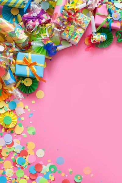 Regalos Guirnaldas Decoración Festiva Confeti Sobre Fondo Rosa —  Fotos de Stock