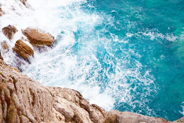 saea dalgalar ve gündüz taşlara