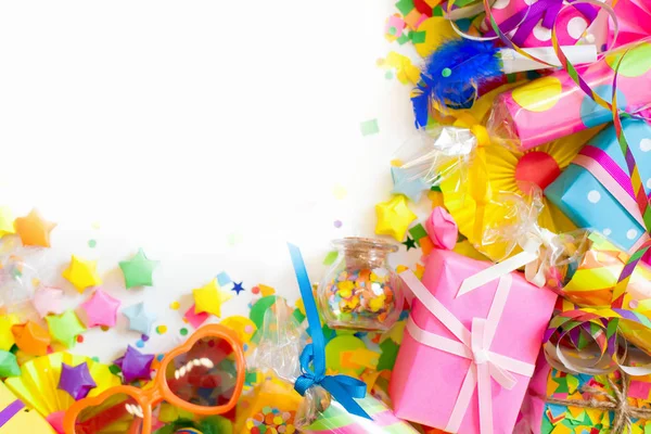 Cadeautjes Slingers Feestelijk Decor Confetti Witte Achtergrond — Stockfoto